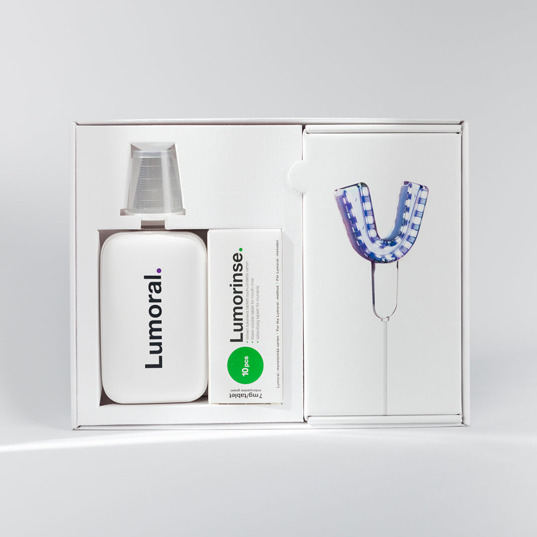 Lumoral® startpakke åbnet: mundskinne, powerbank, målebæger og Lumorinse®-tabletter